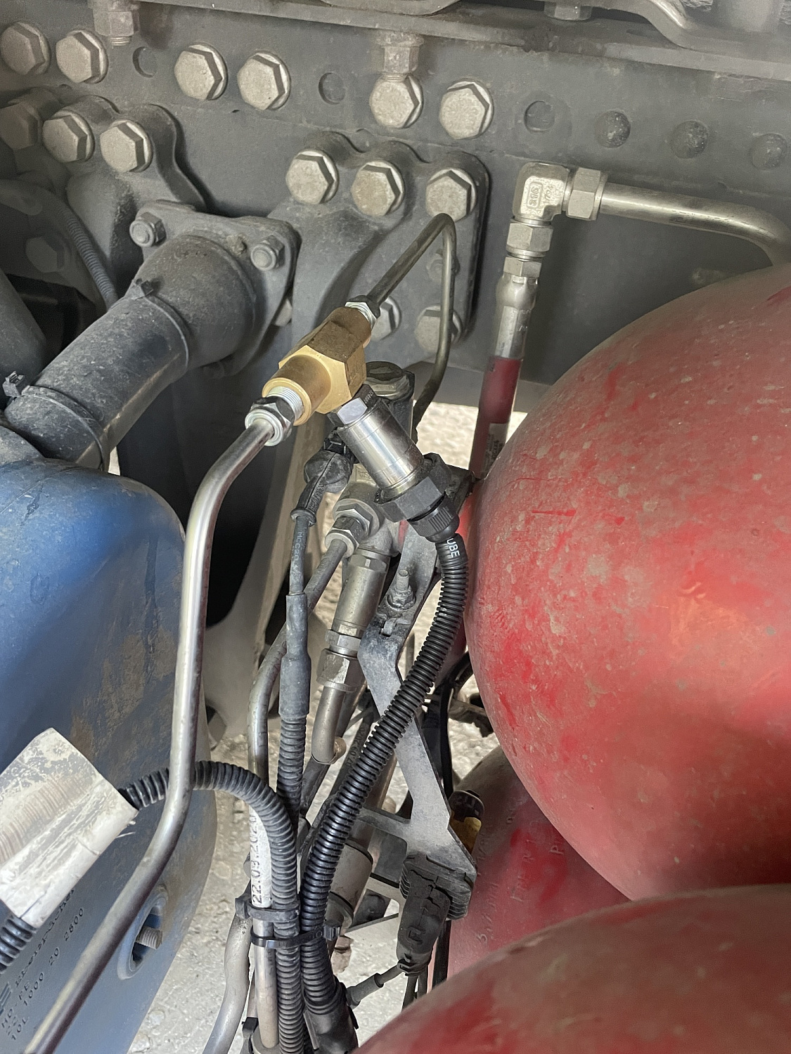 Установленный датчик метана под капотом