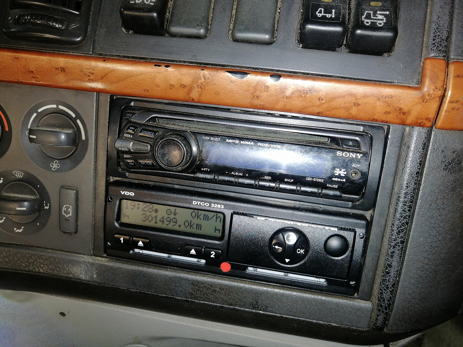 Установка тахографа VDO и системы контроля топлива на Volvo